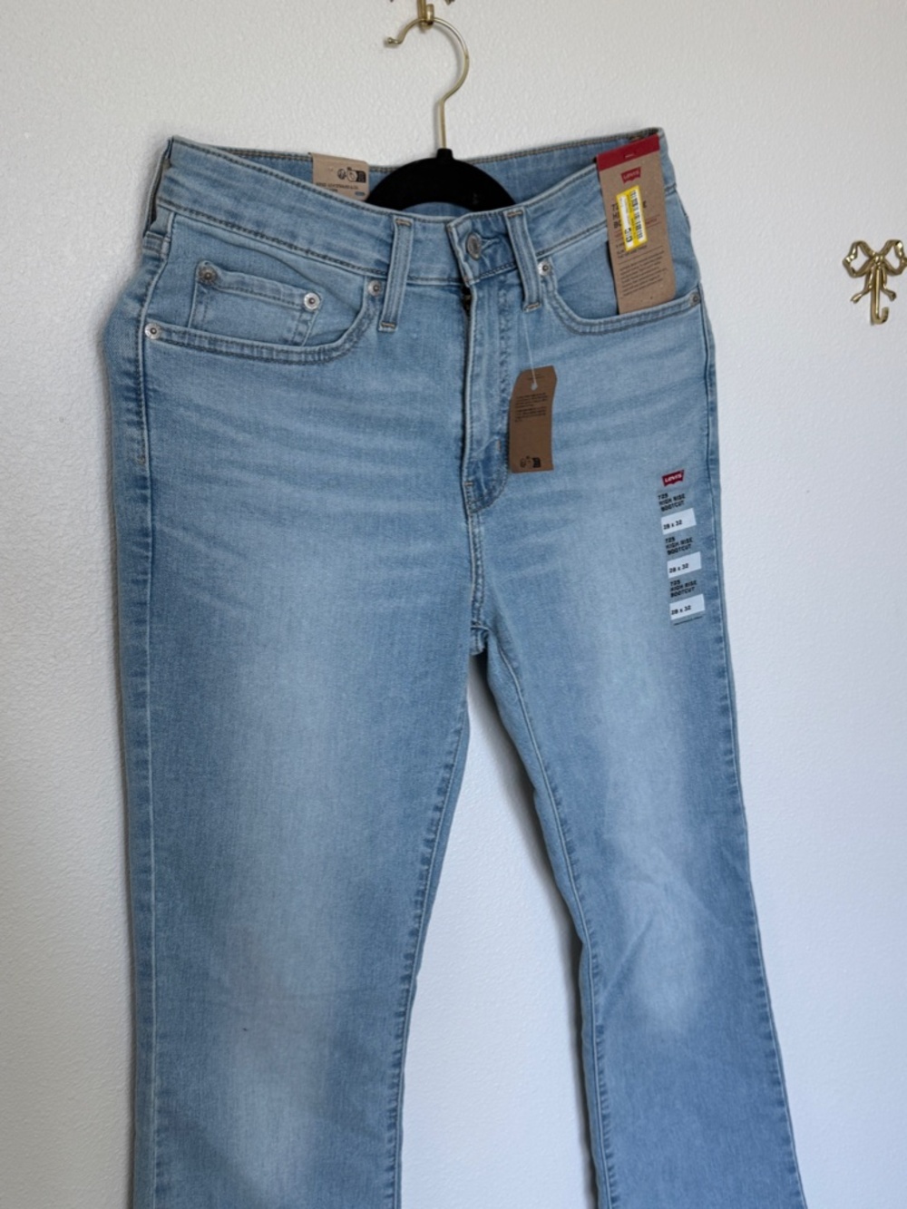 NWT 28x32 Levi's Women's 725 High Rise Bootcut Jeans - Picture 4 of 11